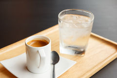 Espresso και ένα ποτήρι νερό