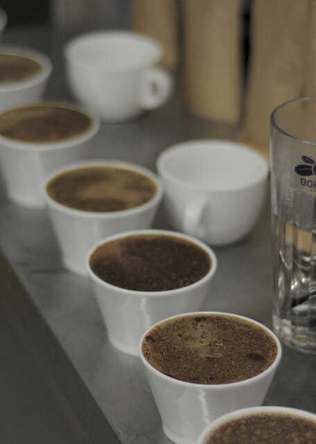 Cupping: πώς δοκιμάζουμε και αξιολογούμε τον καφέ
